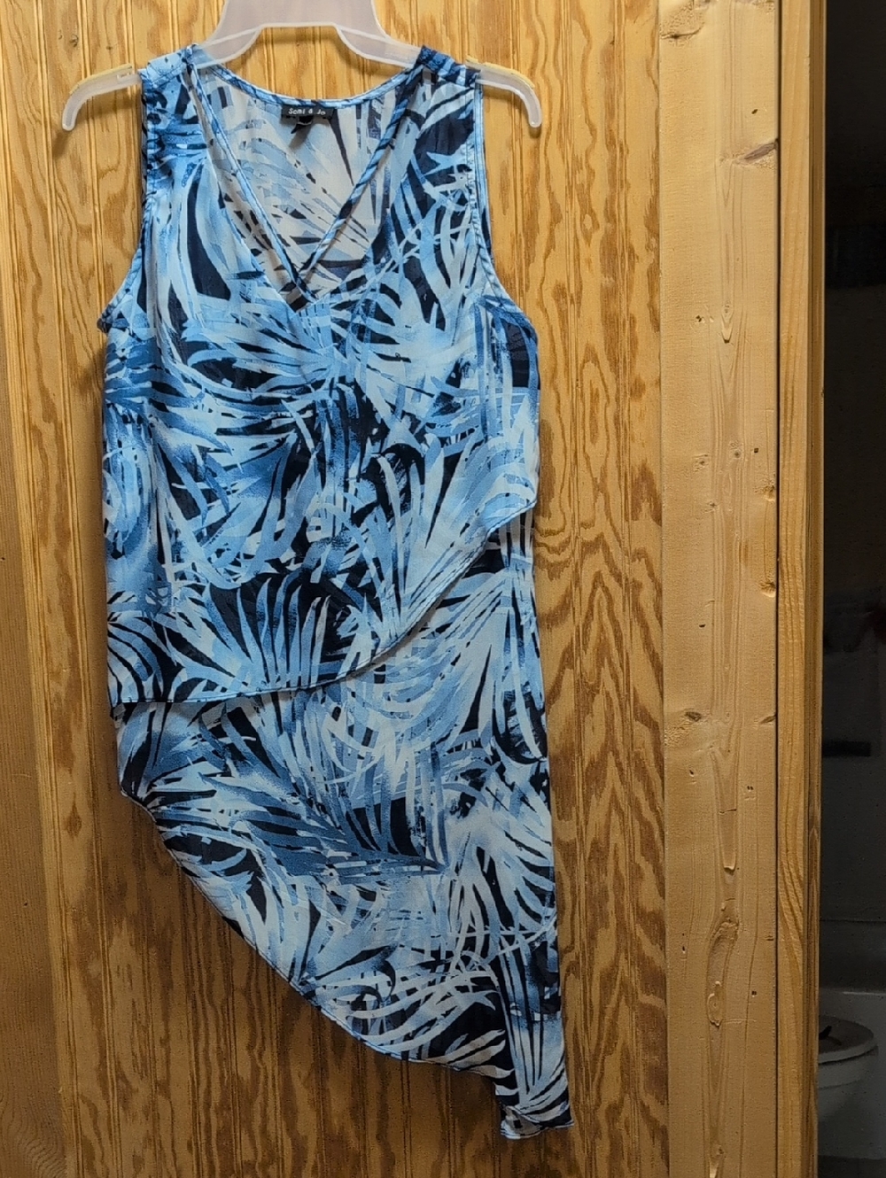 Sami & Jo Blue Palm-Print Sleeveless V-Neck Top
